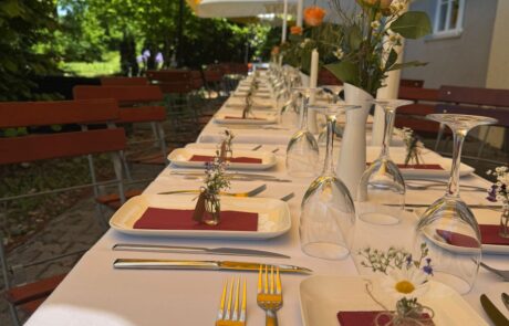 Festlich gedeckte Tafel auf der Terrasse