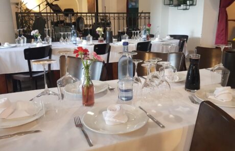Festlich gedeckte Tische mit Blumenschmuck