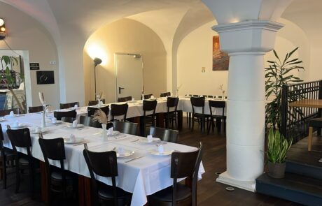 Restaurant für eine Feier eingedeckt