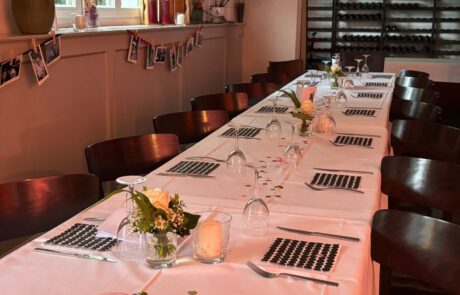 Lange Festtafel mit Blumen und Kerzen