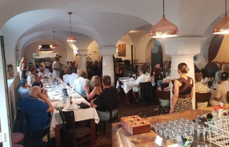 Gäste bei einer Feier im Restaurant