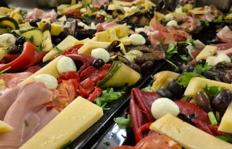 Italienische Antipasti mit Gemüse und Käse