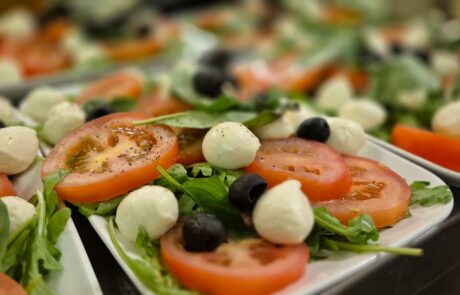 Tomaten und Mozzarella mit Basilikum